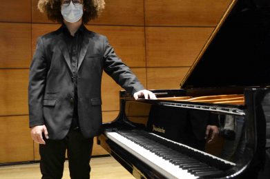 El joven pianista Roberto Prados, nacido en Granada interpretó obras de Beethoven, Rachmaninov y Albéniz.